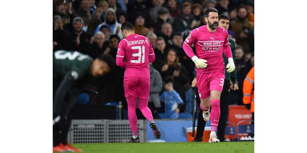 Manchester City choisit de renouveler pour un an le contrat du gardien suppléant Scott Carson